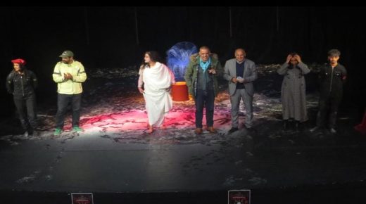 الجائزة الاولى لاحسن عرض مسرحي متكامل من نصيب نادي البريجة لمسرح الشباب بالجديدة