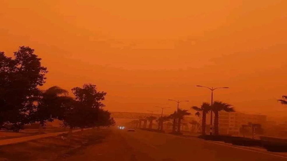 عاصفة  رملية تغطي مدن جهة الشرق وتحول السماء الى لون برتقالي