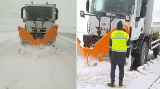 تعبئة كبيرة لإزاحة الثلوج عن المحاور الطرقية الرئيسية المغلقة أمام حركة السير