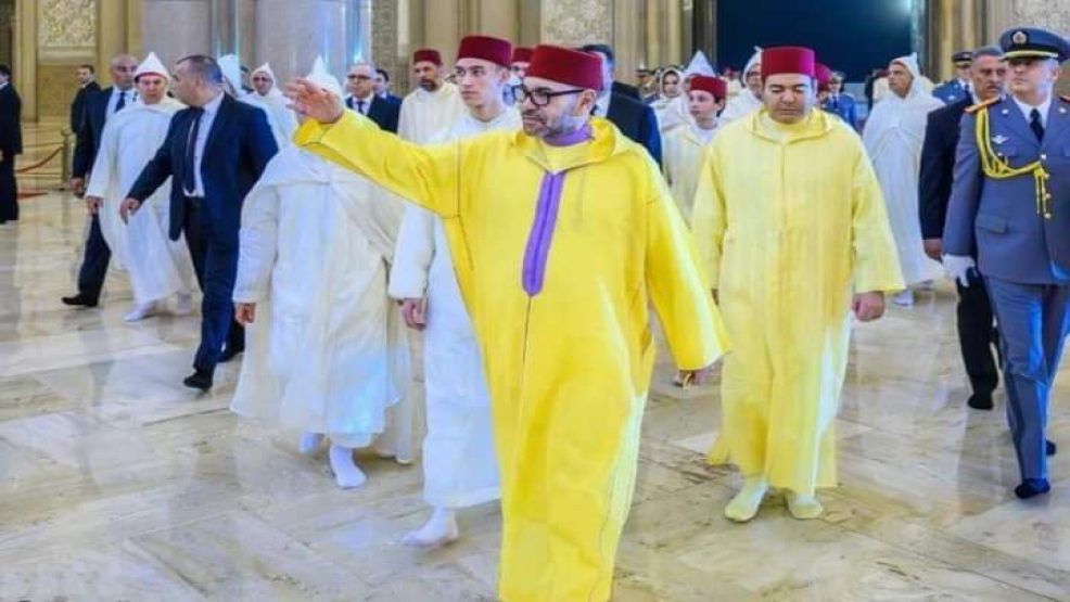 جلالة الملك يؤدي صلاة عيد الفطر ويتقبل التهاني بهذه المناسبة السعيدة