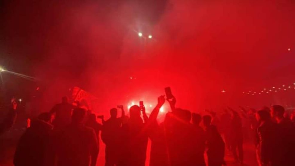 الجماهير تستقبل فريق نهضة بركان بالأعلام الوطنية بمطار وجدة أنكاد
