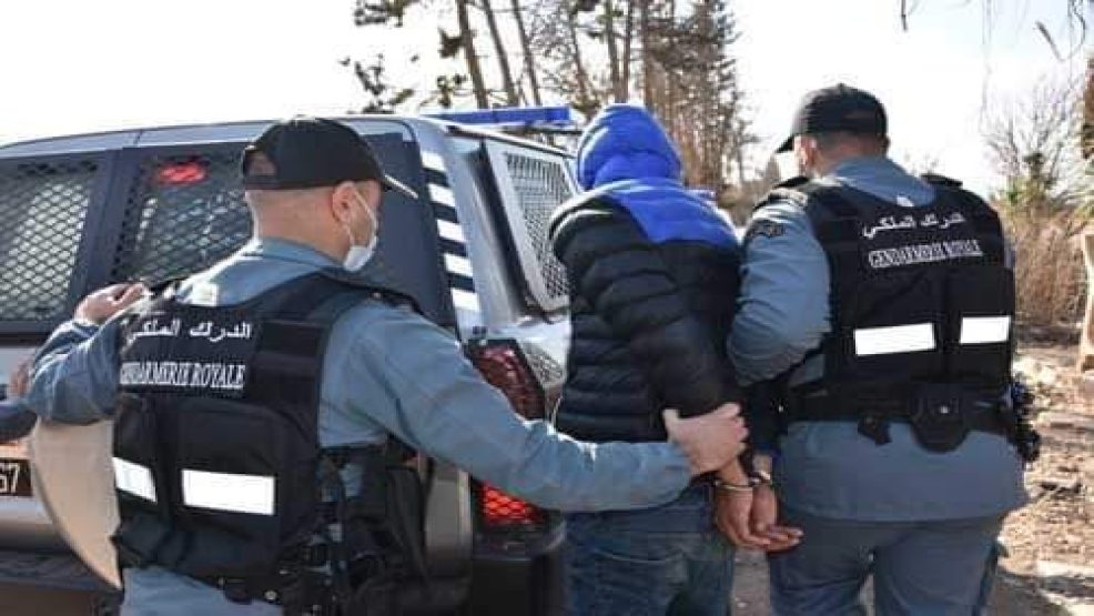 حد السوالم..القبض على سارق سياج الطريق السيار