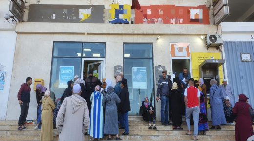 مدينة الرحمة.. ازدحام المواطنين أمام وكالة الخدمات البنكية