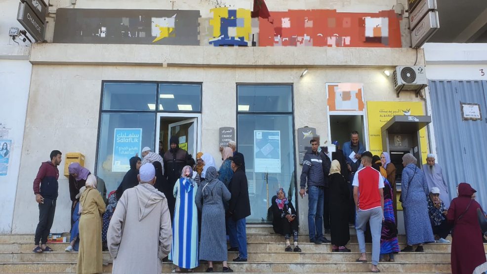 مدينة الرحمة.. ازدحام المواطنين أمام وكالة الخدمات البنكية