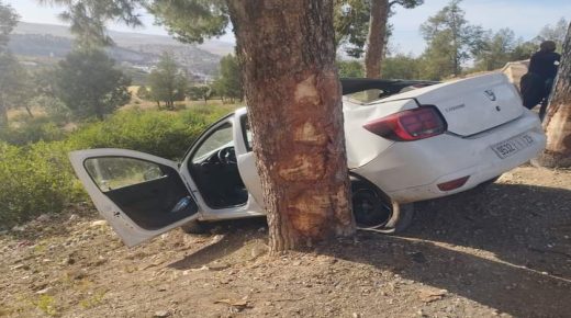 حادثة سير بواد بهت إقليم الخميسات اثر انحراف سيارة عن مسارها