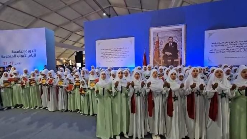 اكادير وايام الأبواب المفتوحة للامن ..تلميذات إحدى المدارس العتيقة بتارودانت يضفين أجواء روحانية على فضاءاته