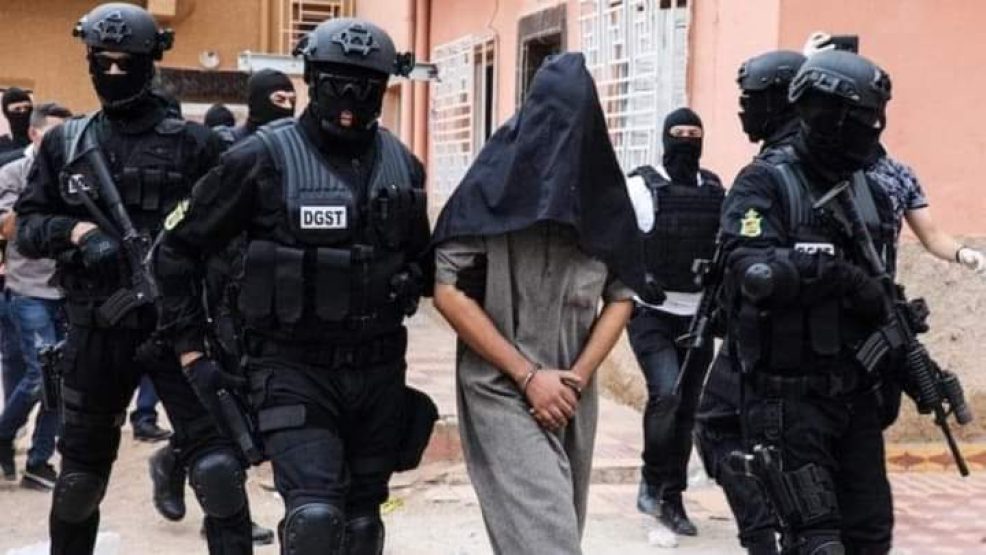 توقيف 4 أشخاص موالين لتنظيم “داعش” الإرهابي للاشتباه في تورطهم في التحضير لتنفيذ مخططات إرهابية
