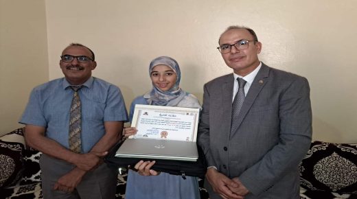 مدير الأكاديمية الجهوية للتربية والتكوين في زيارة لبيت التلميدة الحاصلة على اعلى معدل بجهة درعة تافيلالت