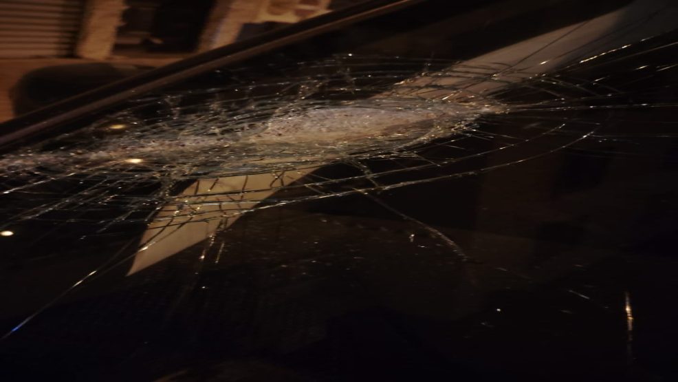 الجديدة ..في ضرف وجيز عناصر الامن توقف المعتدي على سيارة الزميل  الصحفي خالد اليوسي بعد تكسير زجاجها  بسكين