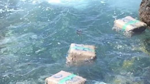 الناظور..مياه امواج شاطىء اركمان تلفظ رزم حشيش