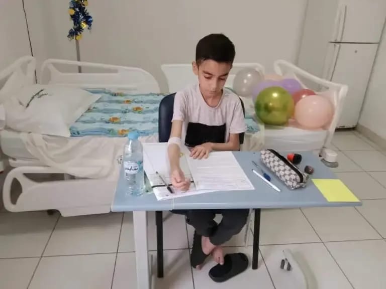 الناظور.. تلميذ يتابع تعليمه في المدرسة الثانوية مولاي بغداد في مدينة بني انصار، وقد اجتاز امتحانه الموحد في المستشفى الجامعي في فاس