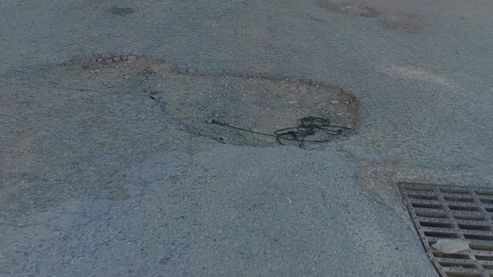 حد السوالم..إنتشار الحفر وعجز المسؤولين على إحتواء الوضع الكارثي