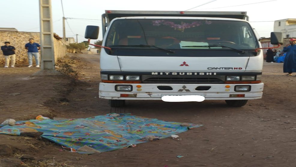 السوالم..سائق شاحنة يدهس إبنه ويرديه قتيلا !