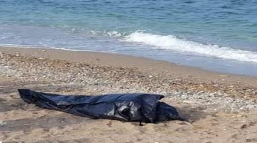 الجرف الاصفر اقليم الجديدة ..جثة مجهولة تلفضها امواج الشاطىء الصخري المجاور للميناء