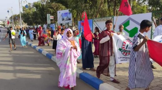 بالملحاف والدراعية والأعلام الوطنية… أبناء مدينة الداخلة يخلدون ذكرى عيد العرش بمخيم أزلا بتطوان