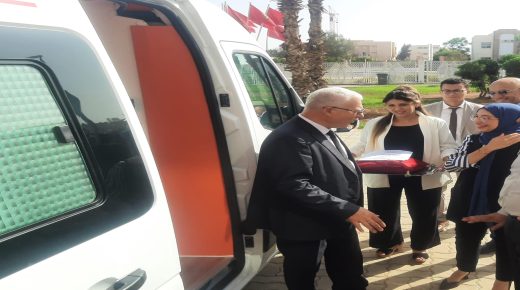 سيدي بنور ..عامل إلاقليم يسلم سيارتي إسعاف من المبادرة الوطنية للتنمية البشرية لجماعتين محليتين
