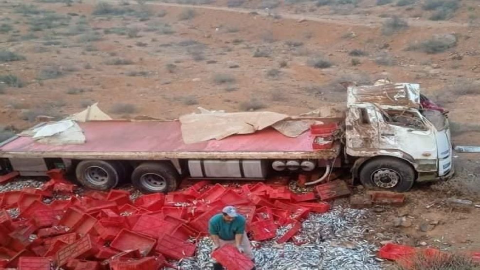 سيدي افني ..انقلاب شاحنة لنقل الاسماك  يستنفر السلطات