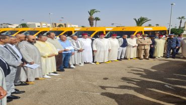 إقليم سيدي بنور يحتفل بذكرى المولد النبوي الشريف بتوزيع سيارات للنقل المدرسي