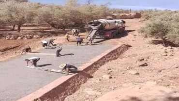 أيت اعتاب اقليم ازيلال .. شباب يبادرون بتبليط المسالك الطرقية في غياب المسؤولين