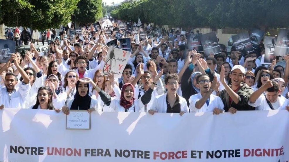 تحديد أولى جلسات محاكمة 28 طالبا في الطب بتهم تتعلق بالتجمهر غير المرخص وعدم الامتثال لأوامر السلطة