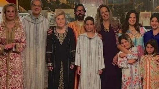 موقف نبيل لجلالة الملك  يؤثر في المغاربة ويدمع عيني الأمير مولاي هشام