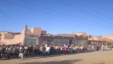 اقليم الراشدية جماعة ملعب.. مسيرة إحتجاجية لتلاميذ ثانوية احماد أوباحدو نحو مقر ولاية جهة إحتجاجا نحو على حرمانهم من النقل المدرسي