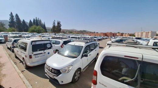 أصحاب الطاكسيات يطوقون ولاية بني ملال خنيفرة بأزيد من 600 سيارة أجرة بيضاء احتجاجا على الموبيل والنقل المزدوج