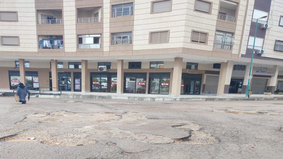مكناس ..طرقات مهترئة بحي كاميليا في غياب اي تدخل لاصلاحها !