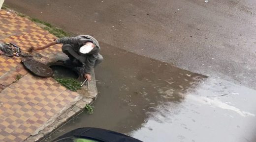 الجديدة.. مواطن يتطوع لتنظيف مجاري المياه في غياب المسؤولين: عمل جبار يكشف ضعف البنية التحتية وغياب التدخل الرسمي