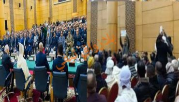 جرسيف .. مواطنين يعبرون عن استيائهم برفع لافتات تطالب بمحاسبة العامل السابق خلال حفل تنصيب العامل الجديد