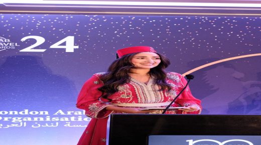 بالقفطان المغربي.. الإعلامية الزياري تعلن بلندن تتويج المغرب “الوجهة الأكثر ترحيبا”