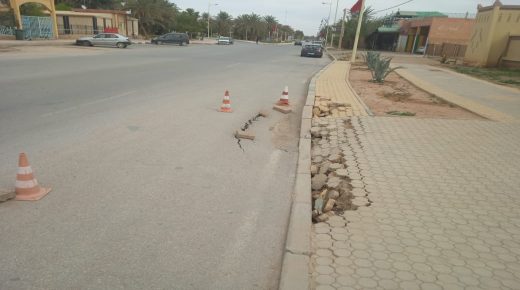 مدينة الراشيدية .. إنهيار جزئي للطريق الوطنية رقم 10 الرابطة بين كلميمة والراشيدية على مستوى حديقة 3مارس يثير التساؤلات ؟