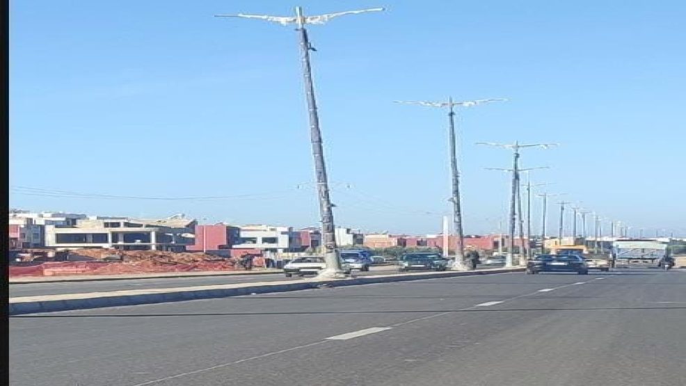 مكناس .. طريقة تثبيت بعض أعمدة الإنارة العمومية تثير الجدل !