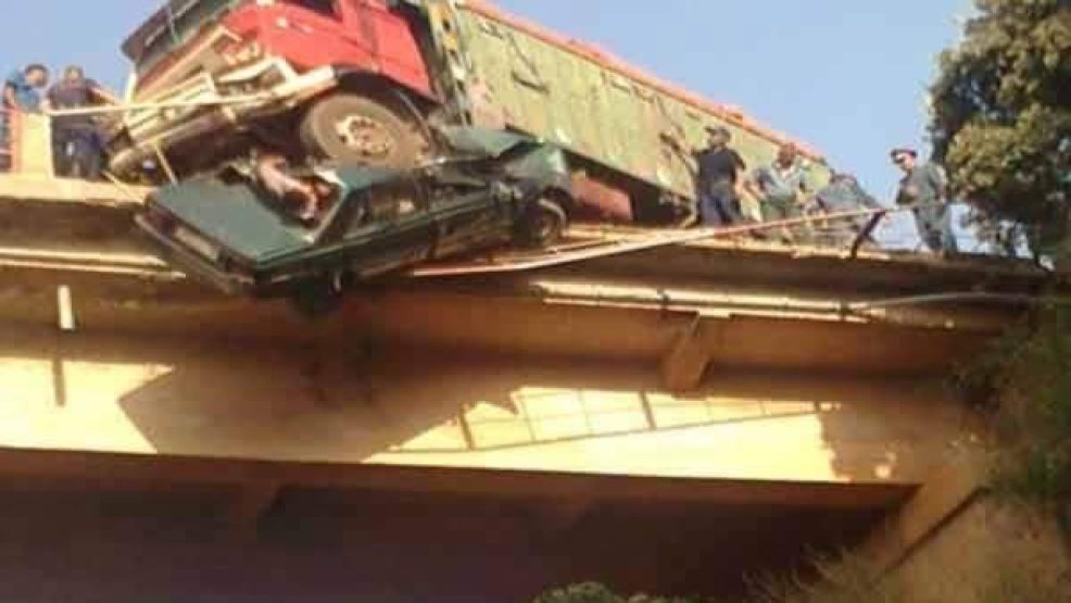 خنيفرة ..إنقاذ ركاب سيارة عالقة بجسر إثر حادثة سير مميتة