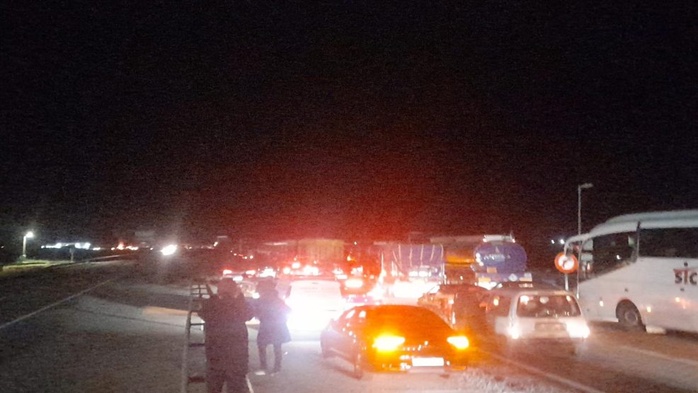 شلل بالطريق السيار بين الدار البيضاء والجديدة ضواحي البير الجديد بسبب حادث اصطدام بين شاحنتين