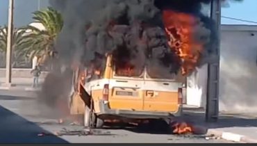 جماعة أكرض إقليم الصويرة..ح-ريق سيارة للنقل المدرسي أمام مقر الجماعة