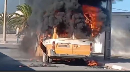 جماعة أكرض إقليم الصويرة..ح-ريق سيارة للنقل المدرسي أمام مقر الجماعة