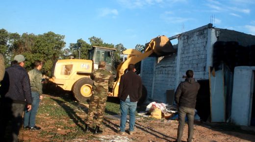 السلطات المحلية والإقليمية تنفذ حملة لهدم البنايات العشوائية بالسوالم الطريفية