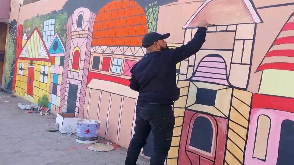 الفنان العوني الشعوبي يبدع في رسم جدارية فنية بمدينة سيدي بنور