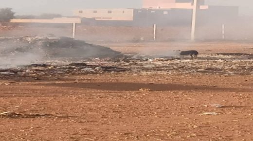 سيدي بوالعلام إقليم الصويرة .. ساكنة المركز يعبرون عن تدمرهم من الروائح التي تتسبب فيها النفايات والدخان المنبعث من الحرائق