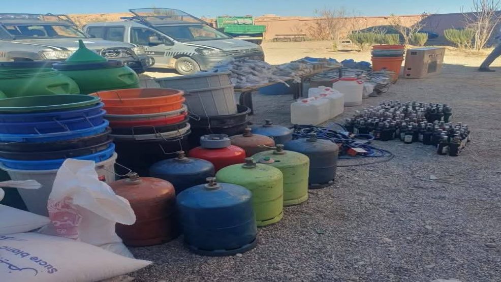 قلعة مكونة .. تفكيك مصنع سري لتقطير “الماحيا”وحجز كميات مهمة  من مسكر “الماحيا”  وأنواع أخرى