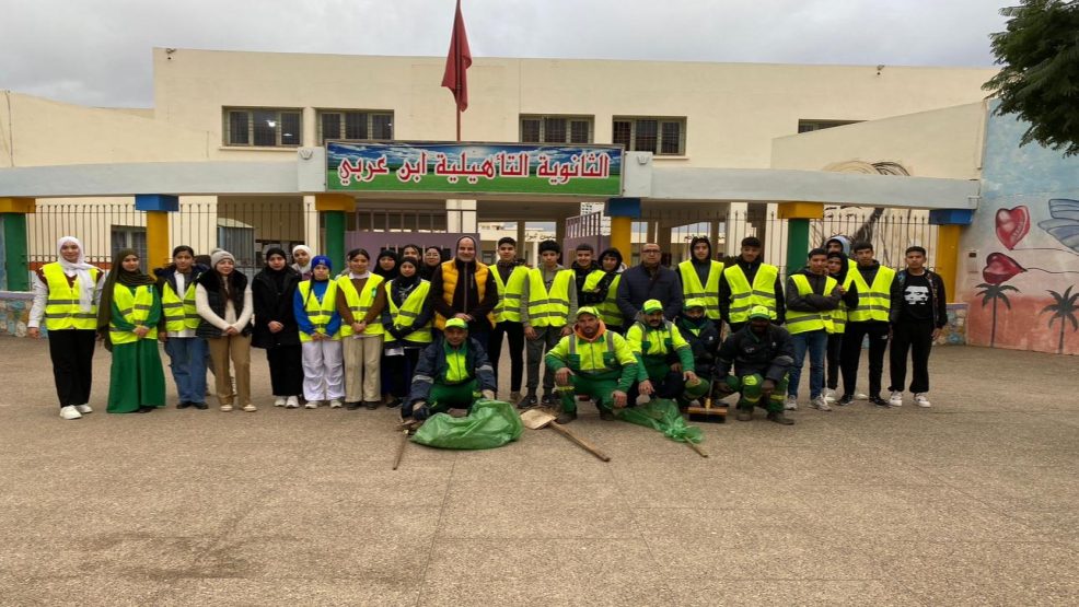 Le club environnemental redonne vie aux abords du lycée Ibn Arabi à Fès et le club journalistique médiatise l’évènement