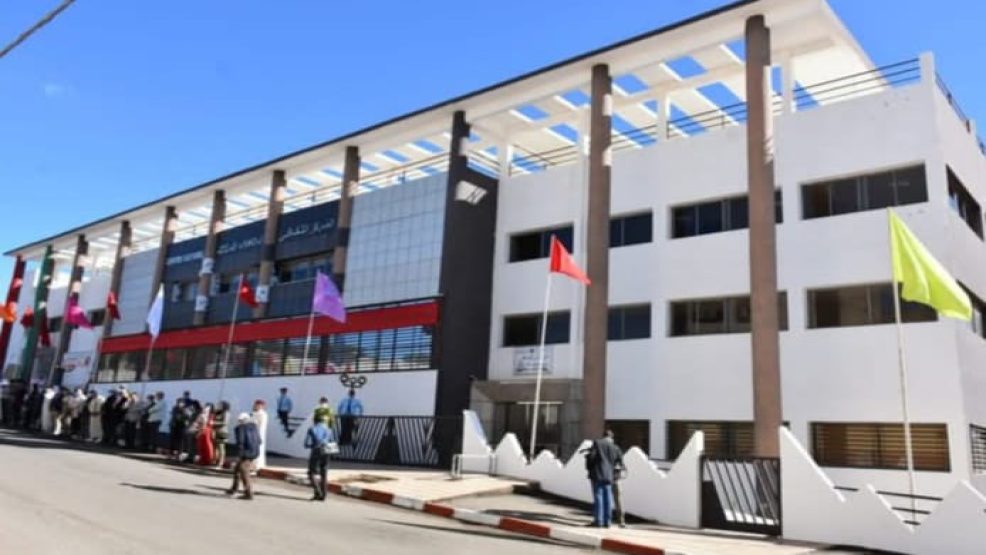 المركز الثقافي  بإبن احمد ..عروض مسرحية مميزة تضم ممثلين وازنين