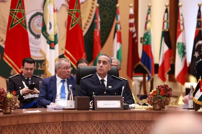 عبداللطيف حموشي يوشح بوسام الامير نايف للامن العربي بتونس