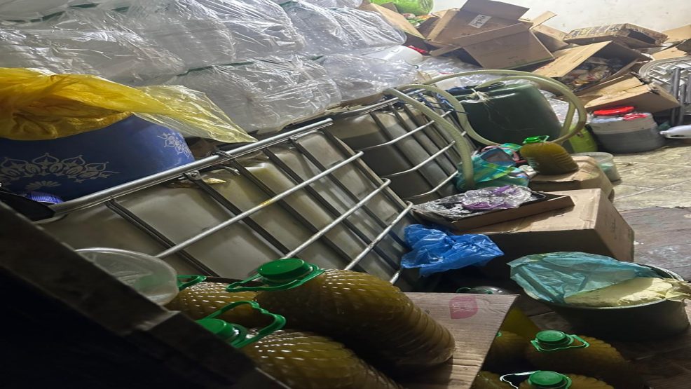 مداهمة مستودعات سرية في بوسكورة تكشف عن شبكة لتصنيع الزيوت المغشوشة والمواد الغذائية الفاسدة