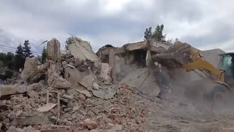 عملية هدم محلات تجارية بتازة في إطار تحسين جمالية المدينة واستكمال أشغال محطة القطار