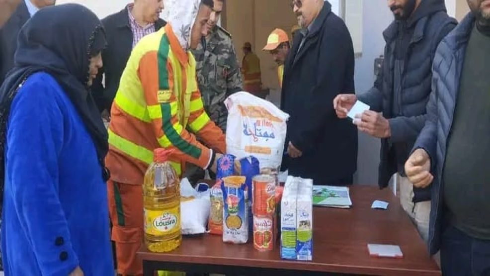 باشا سيدي بنور يعطي انطلاقة عملية الدعم الاسري بتوزيع قفة رمضان