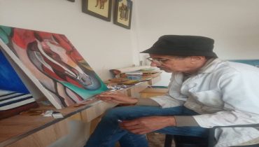 تازة ..الفنان التشكيلي المغربي عبد الله بنعطار في مرسمه بفضاء Art Dar Khemisset