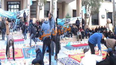 وجدة ..إفطار العزة والكرامة: عمال “موبيليس ديف” يواصلون احتجاجهم أمام مقر الجماعة