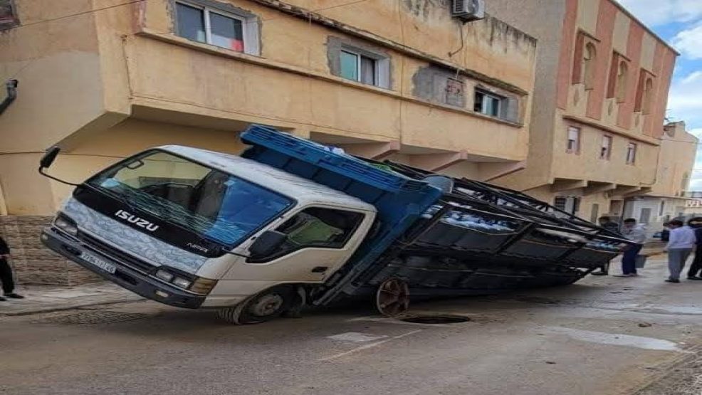 تازة ..انقلاب شاحنة لنقل قنينات الغاز بسبب الحفر وضعف البنية التحتية وسوء الأحوال الجوية